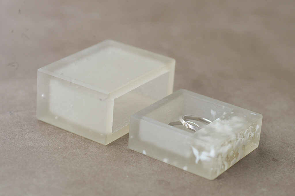 音の余韻にひらく記憶――ガラスの引き出しに触れる｜みつけるもよう