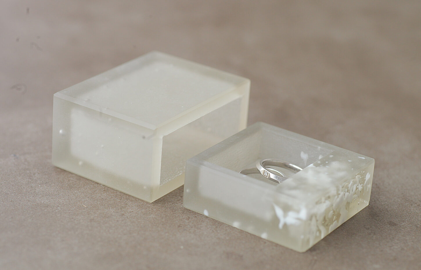 音の余韻にひらく記憶――ガラスの引き出しに触れる｜みつけるもよう